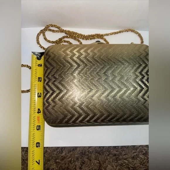 SAKS FIFTH AVENUE VINTAGE WOMENS GOLD METAL CLUTCH / PURSE MADE IN ITALY - Picture 13 of 15